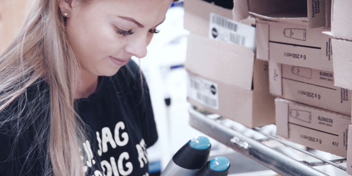 Medarbetare från ÖoB som står och packar upp varor